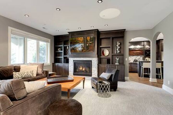 Luxury 7400 sq.ft Stunning Home Theater/Sleeps 18+ gallery image 5