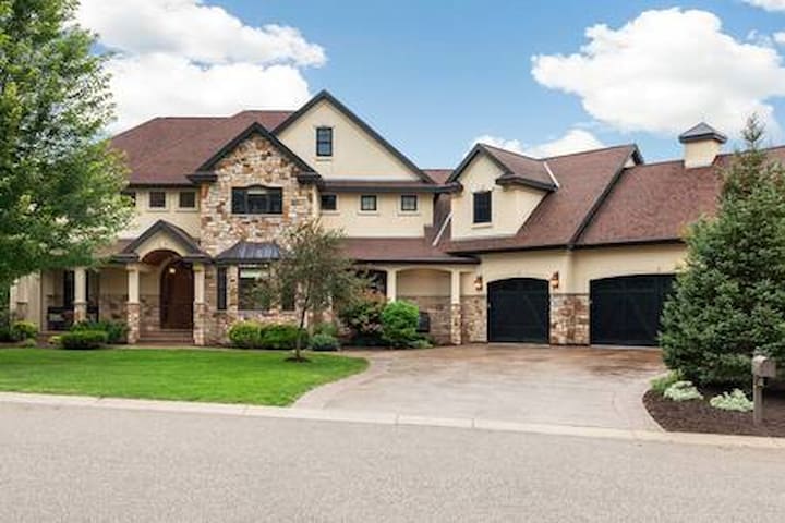 Luxury 7400 sq.ft Stunning Home Theater/Sleeps 18+