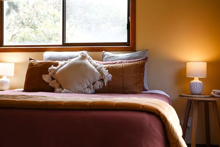 Red Cedar Cottage Coastal Retreat wood fire GOR