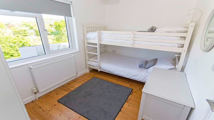 Lits superposés pour enfants avec espace de jeu