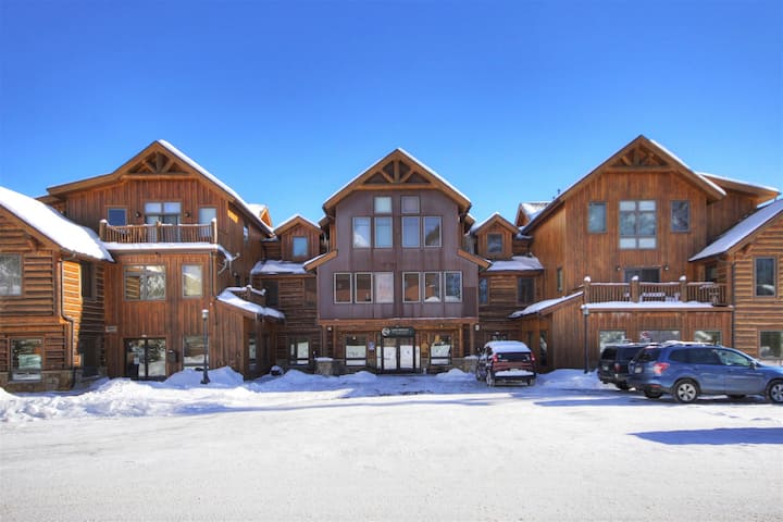 Luxury In The Heart Of Frisco!!  Beautiful Condo One Block Off Main Street With Parking Garage And Elevator. - Frisco, CO