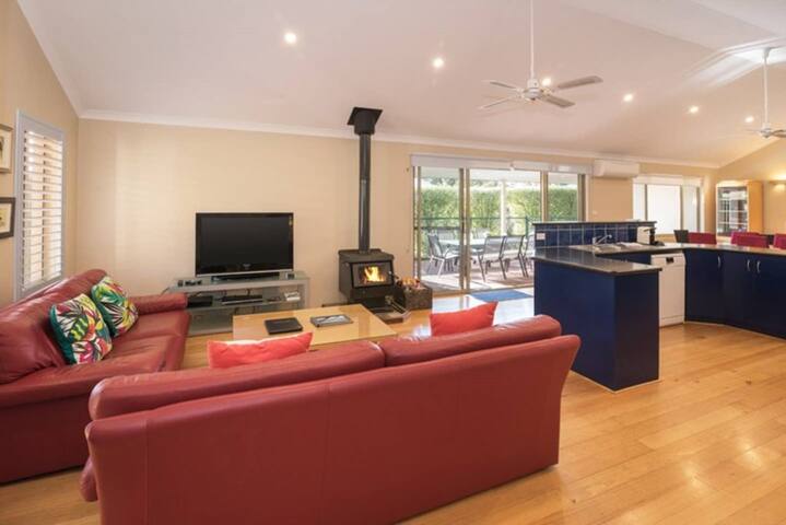 House 20 – The Garden House Dunsborough gallery image 3