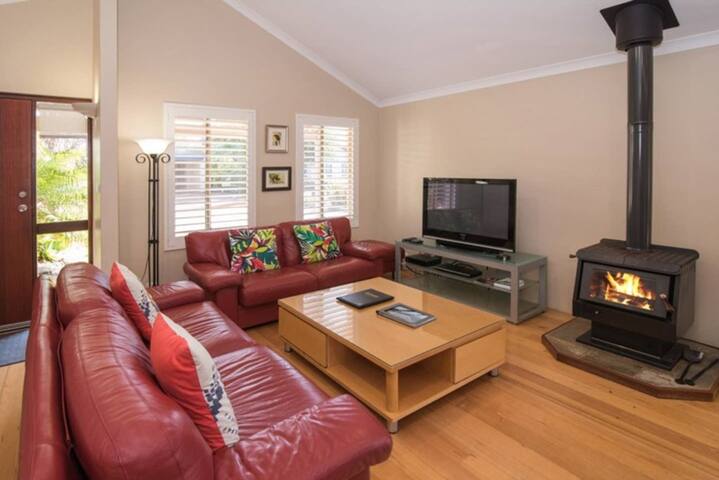 House 20 – The Garden House Dunsborough gallery image 2