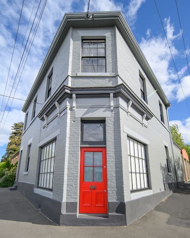 DeWitt Apartment – 3 Red Doors Battery Point