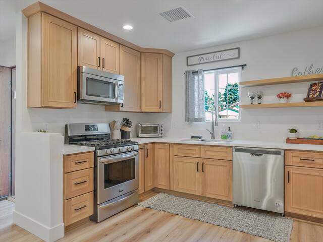 Hollywood Dream Newly Remodeled Pool Home gallery image 5