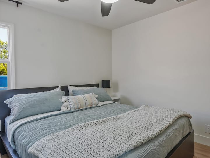 Un cómodo colchón de espuma con ropa de cama de alta calidad.