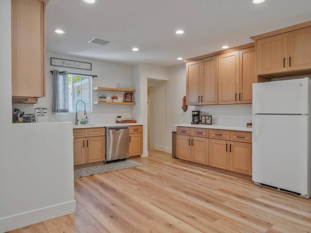 Hollywood Dream Newly Remodeled Pool Home gallery image 3