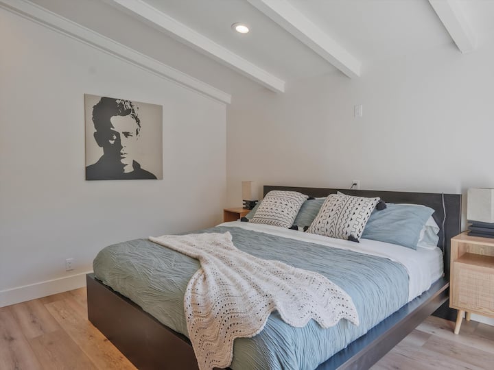 Un cómodo colchón de espuma tamaño queen con ropa de cama de alta calidad. Con un televisor inteligente.