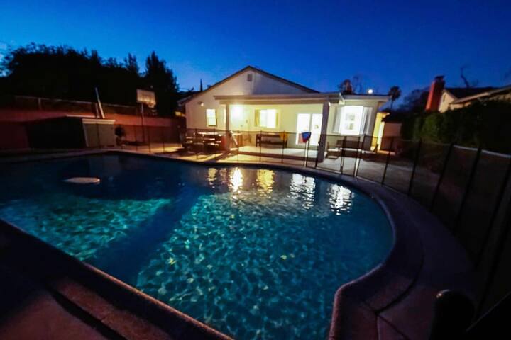 Hollywood Dream Newly Remodeled Pool Home gallery image 2