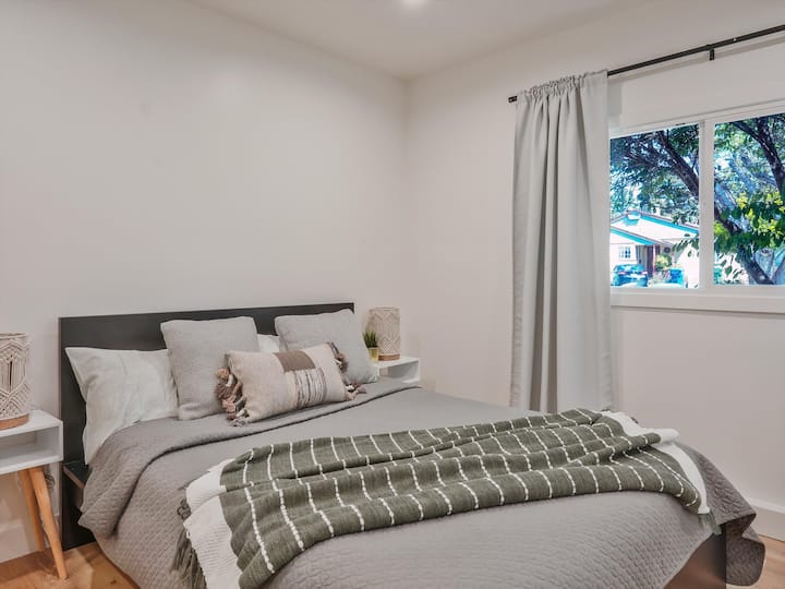 Un cómodo colchón de espuma tamaño king con ropa de cama de alta calidad. Con una televisión inteligente.