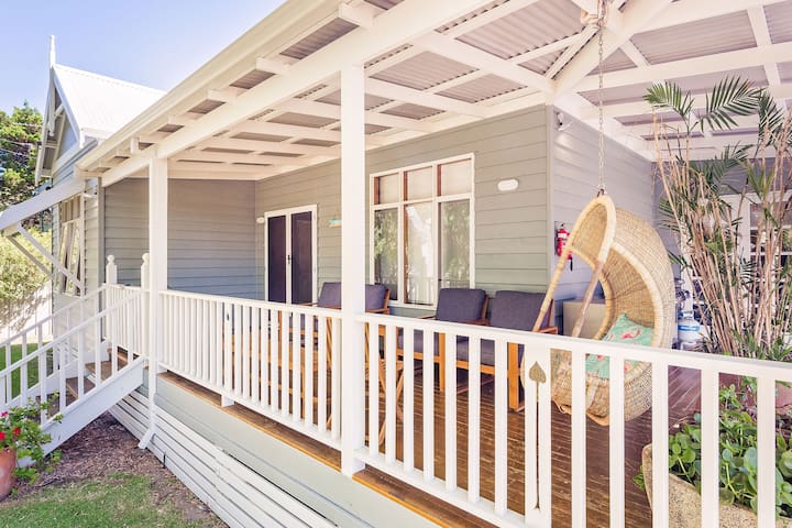 Baudin On Bay—Family Escape by the Foreshore