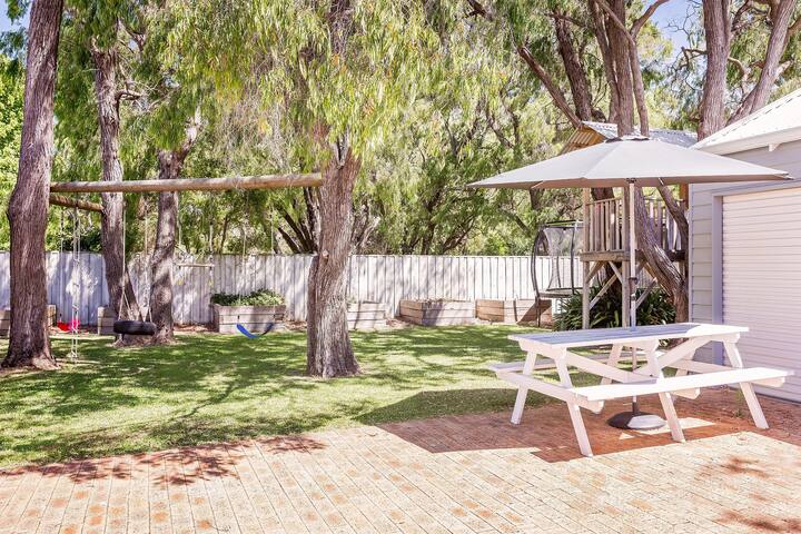 Baudin On Bay—Family Escape by the Foreshore gallery image 4