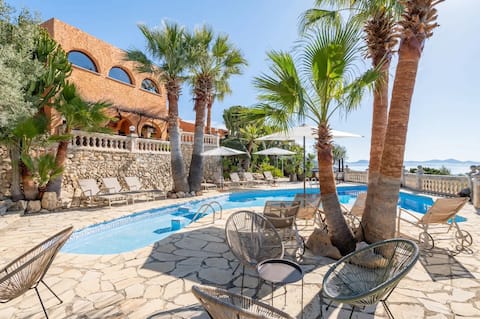Propiedad de Airbnb exitosa: Villa Oscols d’Alt | 360° Views over Two Bays en Alcúdia