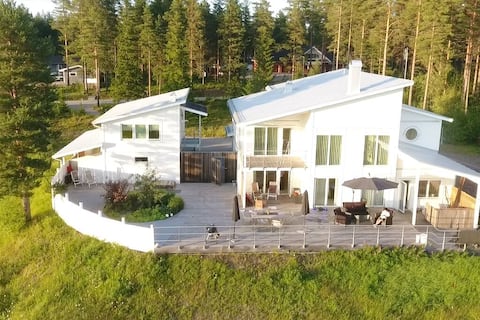 Modern & luxury villa w lake view