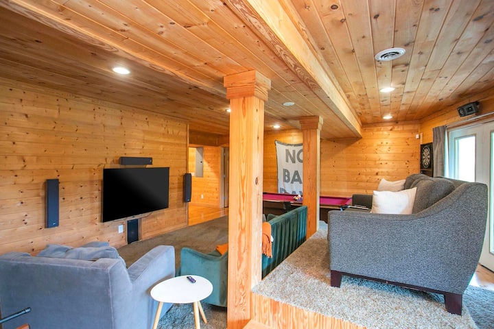 Igraonica na nižoj razini s biljarskim stolom, pikadom, nogometom na stol i stolom za karte