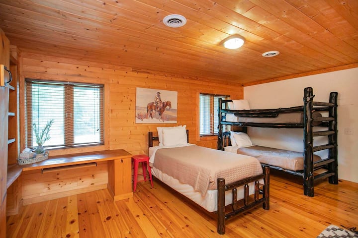 Niža razina: bračni krevet na razvlačenje, dva odvojena kreveta i dva kreveta na kat