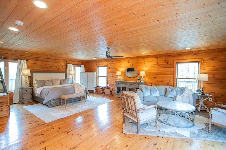 Glavni kat: glavna spavaća soba – 1 bračni krevet, prostor za sjedenje, pametni TV, prostor za sjedenje i potpuna kupaonica