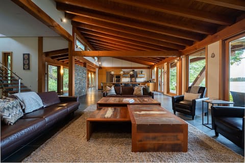 Coastal View-Waterfront, Tranquil, Hot Tub, Sauna!