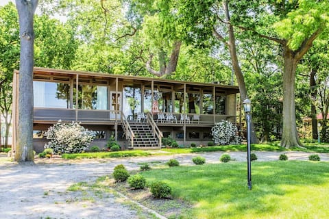 GLASS HOUSE 5 BR Private Lake Erie Beach