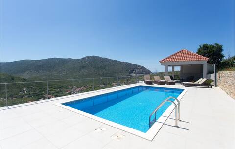 Nice home in Zrnovnica