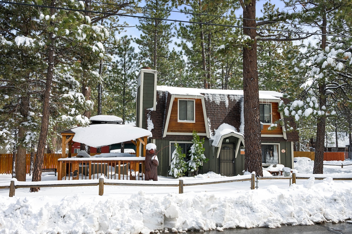 88 Acres Cottage in Big Bear w/HotTub & Fireplace - Cabins for