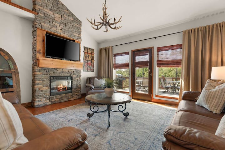 Private HOT TUB!! ARCADE in home w/ POOL TABLE!! - Houses for Rent