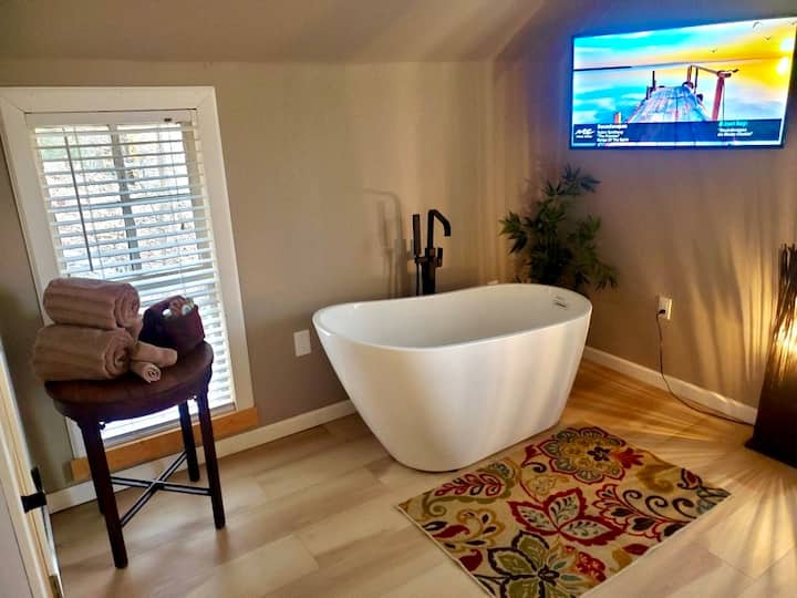 Renovated Cottage w/Hot Tub DT Eureka Springs Houses for Rent in