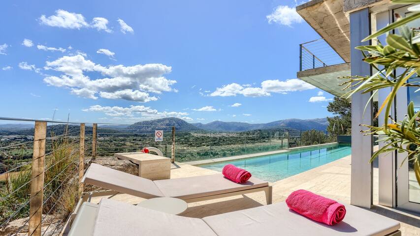 Luxury villa with heated pool, exclusive location gallery image 4