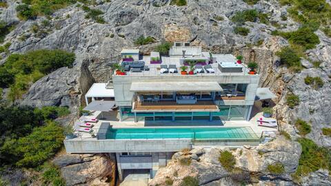 Luxury villa with heated pool, exclusive location