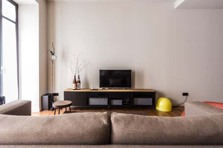 Bella Easo, in the city center gallery image 2