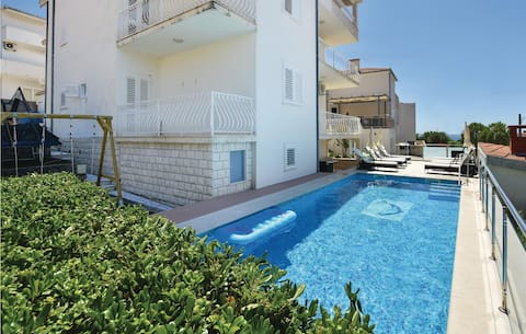 Stunning home in Podstrana with WiFi