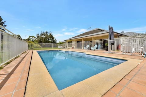 Silver Springs 6br Luxury Homestead with Wifi, Pool. Fireplace, Views, Olives and Space