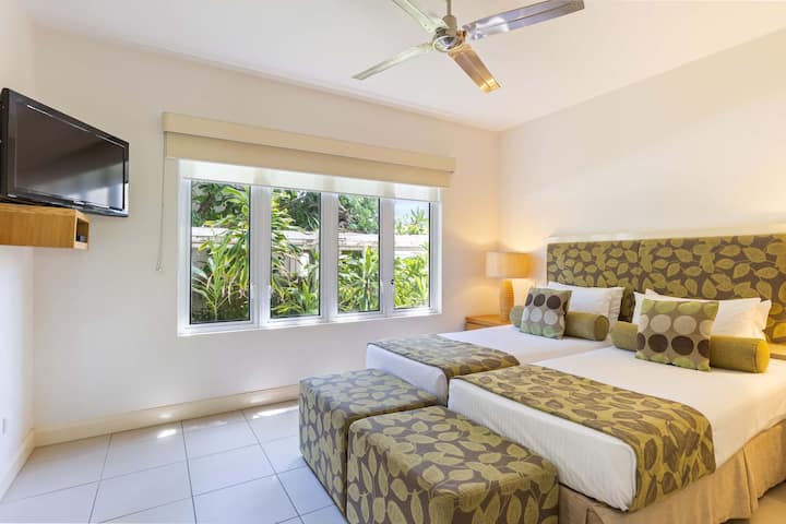 Dhoma e dytë e gjumit ofron dy krevate tek, të cilët mund të kombinohen në një krevat dopio "king" sipas kërkesës, duke siguruar një qëndrim të rehatshëm.