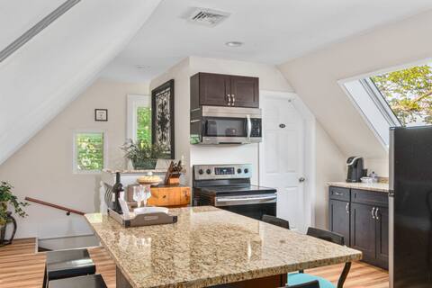 *New Charming Downtown Halloween2BR| Salem+Beverly