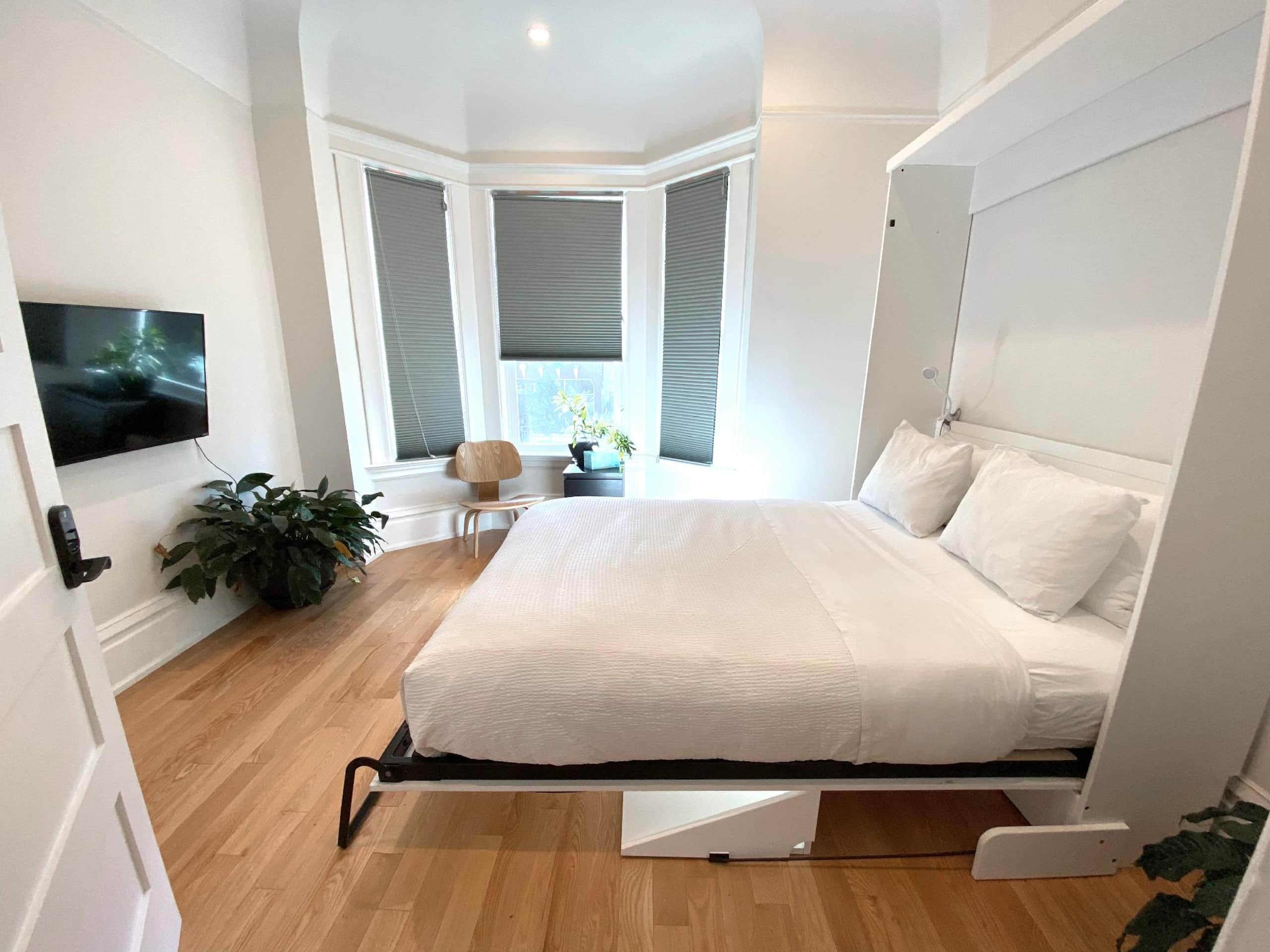 Townhouse in San Francisco · ★4.93 · Studio · 4 beds · 2 baths - Image 11