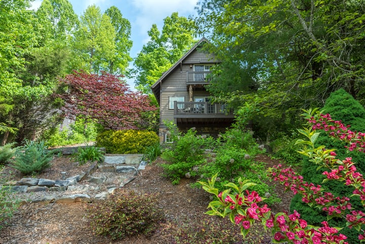 Sparrow Cottage | Fire Pit & Mountaintop Views! - Black Mountain, NC
