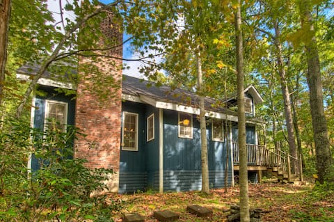Sugarhaus | Deck, Gas Grill & 5 Min. to Black Mtn!