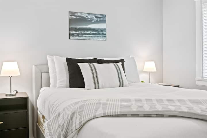 Очакват ви удобни двойни легла и луксозно спално бельо