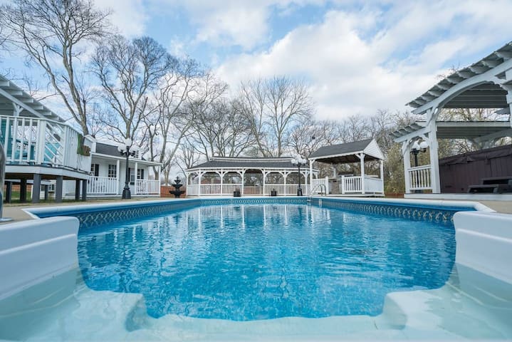 Private Pool! Hot Tub! Fire Pit! 10 Beds!