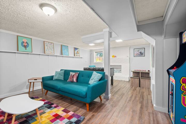 Private Pool! Hot Tub! Fire Pit! 10 Beds! gallery image 5