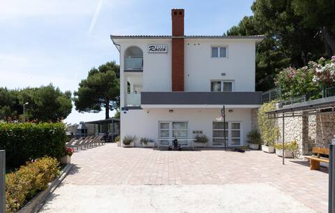 Awesome home in Duce with kitchen