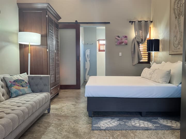 הסטודיו מעוצב בחוכמה כדי להרגיש פתוח ומרווח, ומציע אווירה נוחה ומאווררת למרות טביעת הרגל הקטנה שלו.