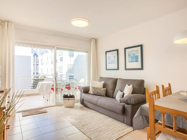 White apartment w/terrace, ac, parking, near beach