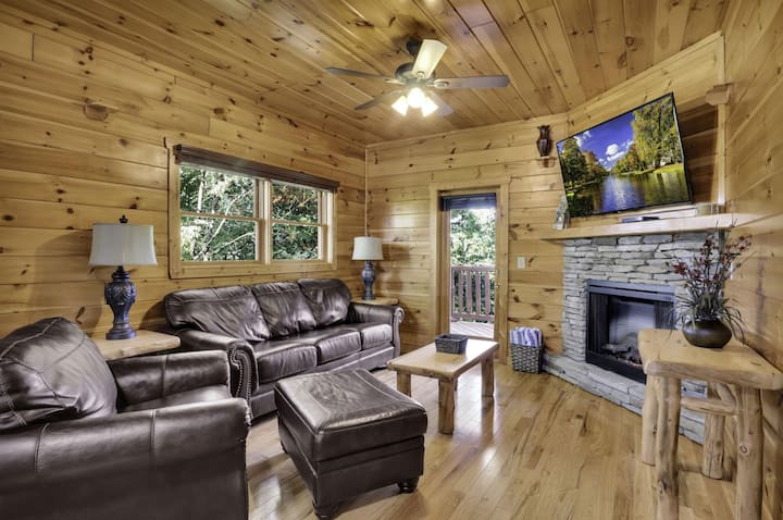 Especially For You: Pet Friendly - Brand New Hot Tub - Corner Lot Cabin - Pigeon Forge, TN
