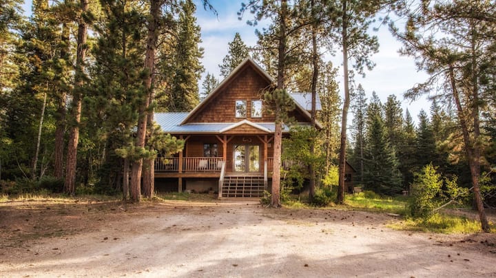 Antelope Trail Lodge· Hot Tub, Fireplace + Pets Ok - South Dakota