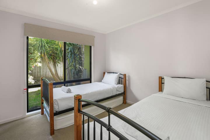 ห้องนอน 3 มีเตียงเดี่ยว 2 หลัง 