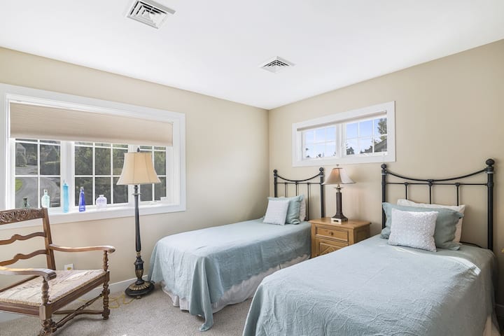 楼上2号客房套房，带两张单人床