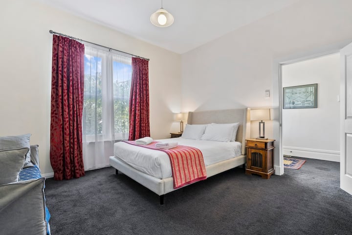 Main Bedroom (1) with Queen sized Bed, Ensuite and walk in robe. All linen used is of the highest quality professionally laundered.