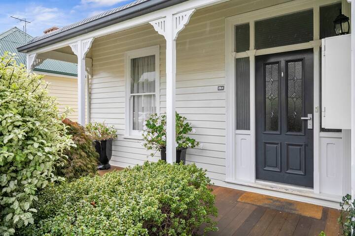Stunning Renovated Home, close to CBD Sleeps 8. gallery image 2