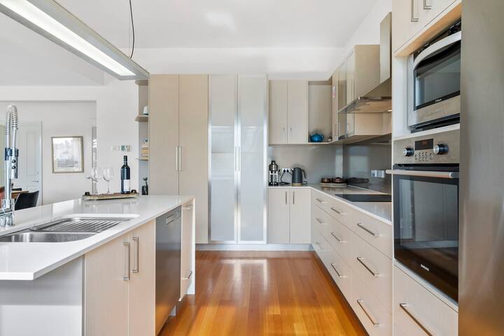 Stunning Renovated Home, close to CBD Sleeps 8. gallery image 3